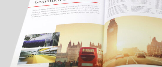 Getzner Mitarbeiter Magazin mit geöffnetem Artikel. Bild von London im Artikel.
