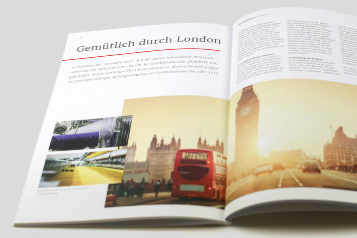 Getzner Mitarbeiter Magazin mit geöffnetem Artikel. Bild von London im Artikel.