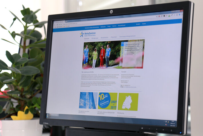 Monitor mit Webseite der Rehazentren Baden-Württemberg geöffnet.